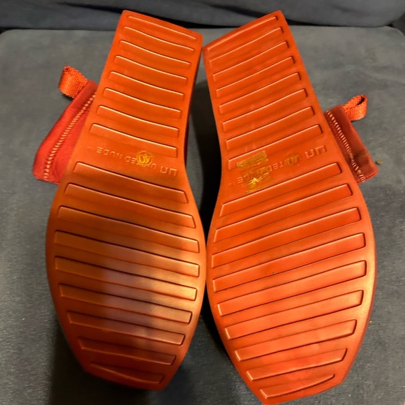 New United Nude ankle boots size 40 which is a 9.  Burgundy or cranberry color - Picture 3 of 4